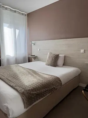 Un ou plusieurs lits dans un hébergement de l'établissement Cit'Hôtel l'Europe - Cholet Gare