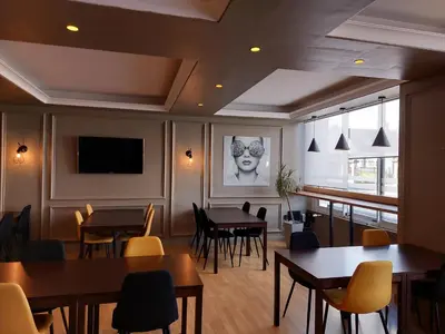 Télévision ou salle de divertissement dans l'établissement Cit'Hôtel l'Europe - Cholet Gare