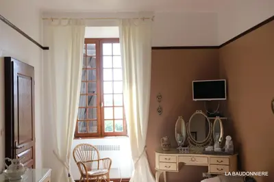 Télévision ou salle de divertissement dans l'établissement Chambre d'hôte Manoir de La Baudonnière