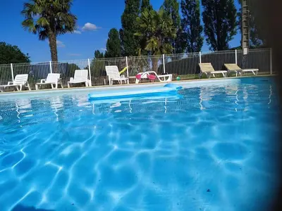 Piscine de l'établissement Charming Courtyard cottage 25kms Puy du Fou ou située à proximité