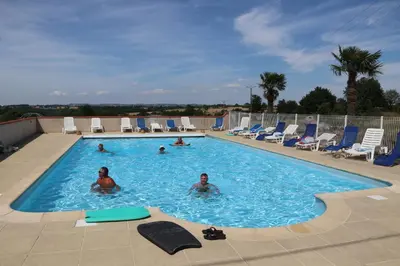 Piscine de l'établissement Charming Courtyard cottage 25kms Puy du Fou ou située à proximité