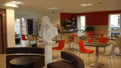 Coin salon dans l'établissement The Originals Access, Hôtel Cholet Gare