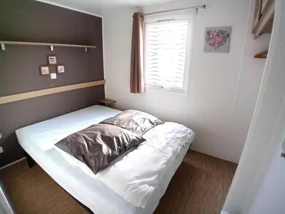 Un ou plusieurs lits dans un hébergement de l'établissement Mobil-home 4 personnes proche plage - Mobil-home 3 pièces 4 personnes MAE-8963