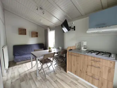 Cuisine ou kitchenette dans l'établissement Camping le Rouge Gorge **** 10' Puy du Fou