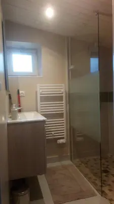 Salle de bains dans l'établissement Le Petit Logis