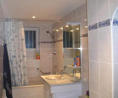 Salle de bains dans l'établissement Maison de campagne pour 6