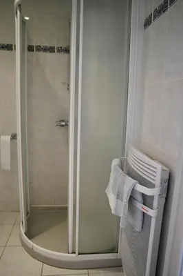 Salle de bains dans l'établissement Maison de campagne pour 6
