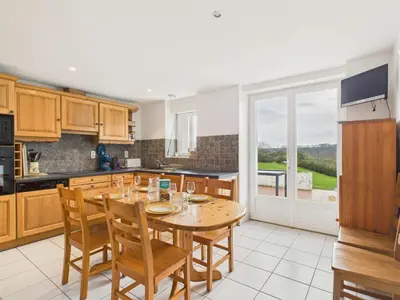 Cuisine ou kitchenette dans l'établissement Maison de campagne pour 6