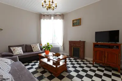 Télévision ou salle de divertissement dans l'établissement En plein centre, jolie maison pour 6 avec jardin
