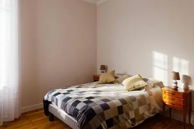 Un ou plusieurs lits dans un hébergement de l'établissement En plein centre, jolie maison pour 6 avec jardin