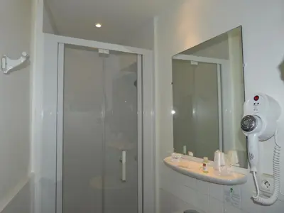 Salle de bains dans l'établissement Hôtel Terminus