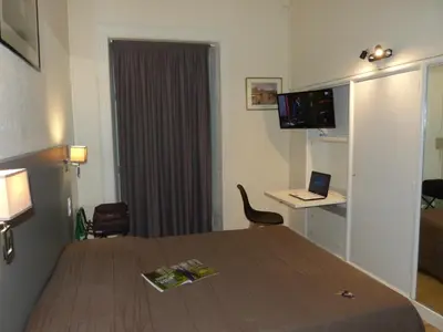 Télévision ou salle de divertissement dans l'établissement Hôtel Terminus