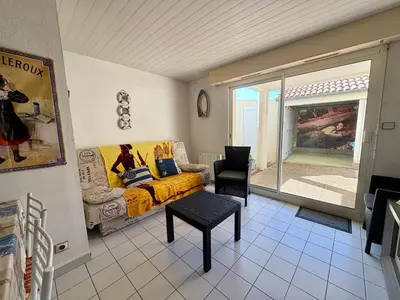 Coin salon dans l'établissement Appartement Calme avec Terrasse et Garage à Saint-Jean-de-Monts - FR-1-323-145