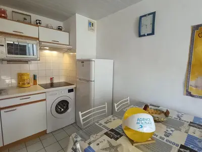 Cuisine ou kitchenette dans l'établissement Appartement Calme avec Terrasse et Garage à Saint-Jean-de-Monts - FR-1-323-145