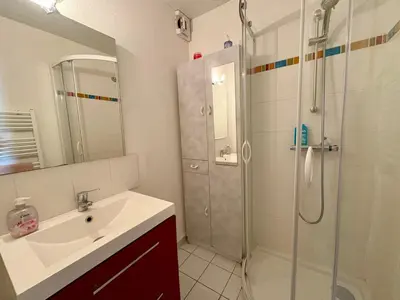 Salle de bains dans l'établissement Appartement Calme avec Terrasse et Garage à Saint-Jean-de-Monts - FR-1-323-145