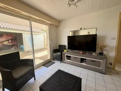 Télévision ou salle de divertissement dans l'établissement Appartement Calme avec Terrasse et Garage à Saint-Jean-de-Monts - FR-1-323-145