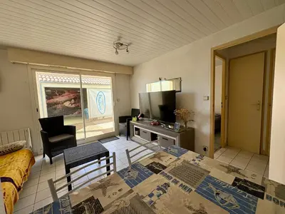 Télévision ou salle de divertissement dans l'établissement Appartement Calme avec Terrasse et Garage à Saint-Jean-de-Monts - FR-1-323-145