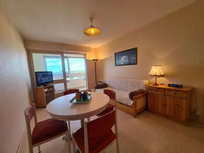 Télévision ou salle de divertissement dans l'établissement Appartement 2 pièces avec balcon proche plage et commerces à Saint-Hilaire-de-Riez - FR-1-224C-21