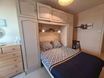 Un ou plusieurs lits dans un hébergement de l'établissement Appartement 2 pièces avec balcon proche plage et commerces à Saint-Hilaire-de-Riez - FR-1-224C-21