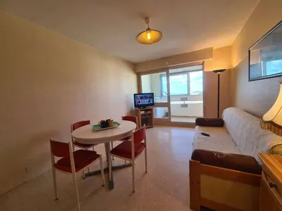 Télévision ou salle de divertissement dans l'établissement Appartement 2 pièces avec balcon proche plage et commerces à Saint-Hilaire-de-Riez - FR-1-224C-21