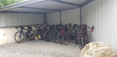 Vélo sur le terrain de l'établissement Bel Hotel ou dans les environs