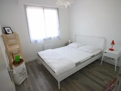 Un ou plusieurs lits dans un hébergement de l'établissement Location Vacances : Appartement 1 Chambre pour 2, proche plage à Saint Jean de Monts - FR-1-323-106