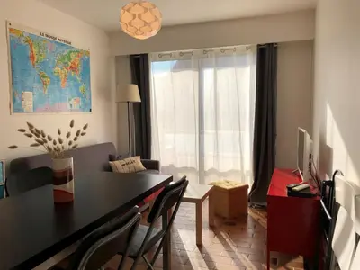 Télévision ou salle de divertissement dans l'établissement Location Vacances : Appartement 1 Chambre pour 2, proche plage à Saint Jean de Monts - FR-1-323-106