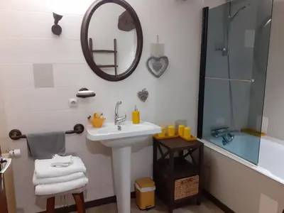 Salle de bains dans l'établissement Domaine de la Sauzaie