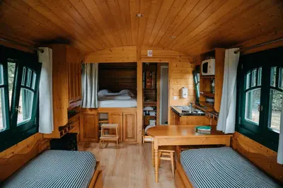 Coin salon dans l'établissement Les Roulottes & Cottages du Moulin