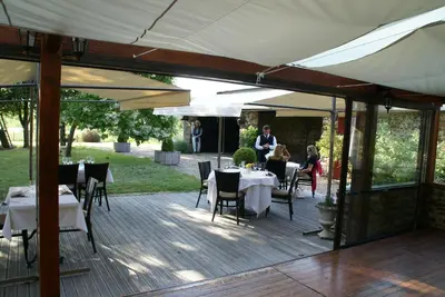 Restaurant ou autre lieu de restauration dans l'établissement Les Roulottes & Cottages du Moulin