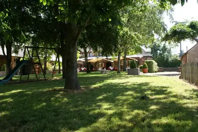 Jardin de l'établissement Les Roulottes & Cottages du Moulin