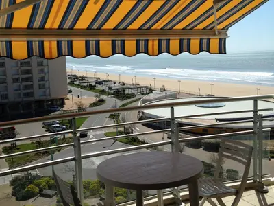 Vue générale sur la mer ou vue sur la mer prise depuis l'appartement