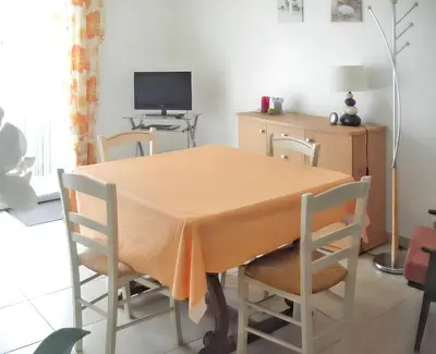 Télévision ou salle de divertissement dans l'établissement Maison chaleureuse à Notre-Dame-de-Monts avec terrasse