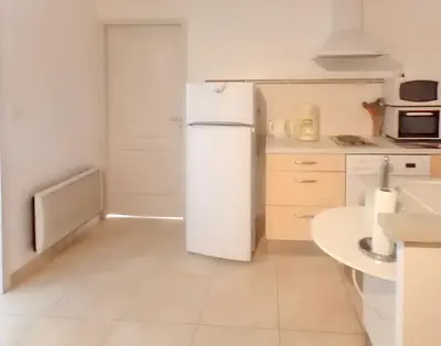 Cuisine ou kitchenette dans l'établissement Maison chaleureuse à Notre-Dame-de-Monts avec terrasse