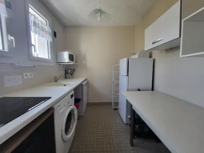 Cuisine ou kitchenette dans l'établissement Appartement rustique proche plage et base nautique, stationnement inclus - FR-1-364-79
