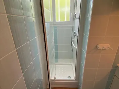 Salle de bains dans l'établissement Appartement rustique proche plage et base nautique, stationnement inclus - FR-1-364-79