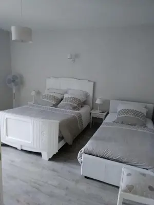 Un ou plusieurs lits dans un hébergement de l'établissement GITE IZALIN AVEC SPA A 20 min du Puy du Fou
