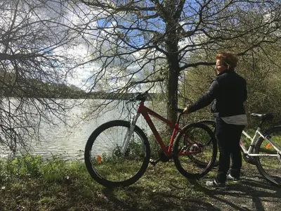 Vélo sur le terrain de l'établissement La Petite Chaunière ou dans les environs