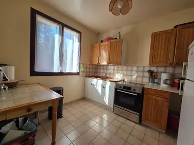 Cuisine ou kitchenette dans l'établissement Maison familiale à 750m de la plage, jardin et parking privé - FR-1-364-84