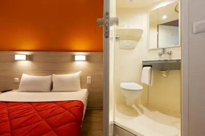 Salle de bains dans l'établissement Premiere Classe Nantes Ouest - St Herblain
