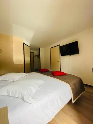 Un ou plusieurs lits dans un hébergement de l'établissement Atoll Hotel Logis Angers, Beaucouzé