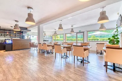 Restaurant ou autre lieu de restauration dans l'établissement Atoll Hotel Logis Angers, Beaucouzé