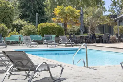 Piscine de l'établissement Brit Hotel Nantes Vigneux - L'Atlantel ou située à proximité