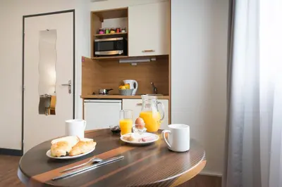 Cuisine ou kitchenette dans l'établissement Comfort Aparthotel Saint-Nazaire Les Portes de l Ocean