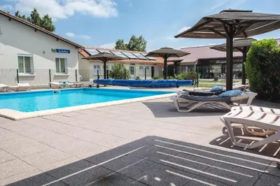 Piscine de l'établissement LE SOLEIL DE JADE village vacances ou située à proximité