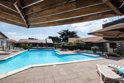Piscine de l'établissement LE SOLEIL DE JADE village vacances ou située à proximité