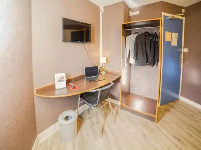Télévision ou salle de divertissement dans l'établissement Hôtel de la Vendée