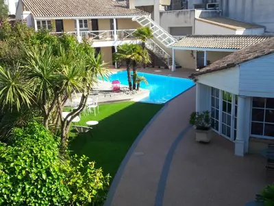 Piscine de l'établissement Le Manoir de l'antiquité ou située à proximité