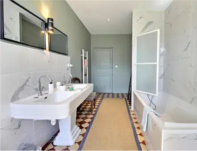 Salle de bains dans l'établissement Château de Cadouzan