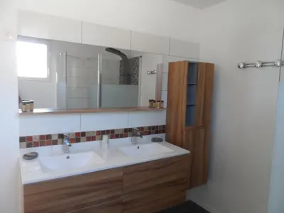 Salle de bains dans l'établissement Cottage Cafecouet'Breizh